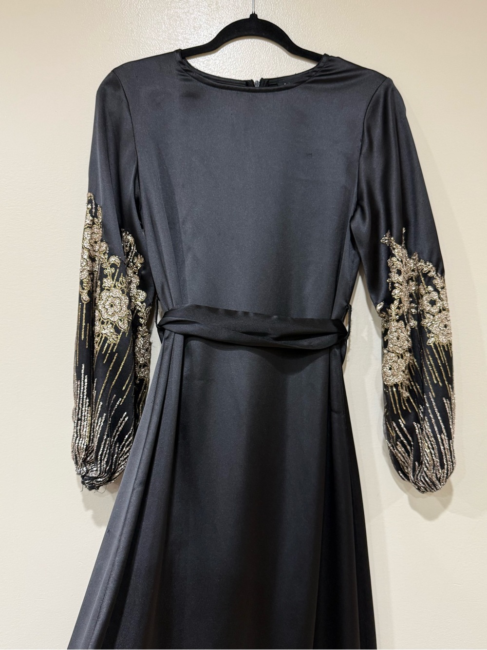 Elegant Black Long Sleeve Evening Dress with Gold Embroidered Sleeves